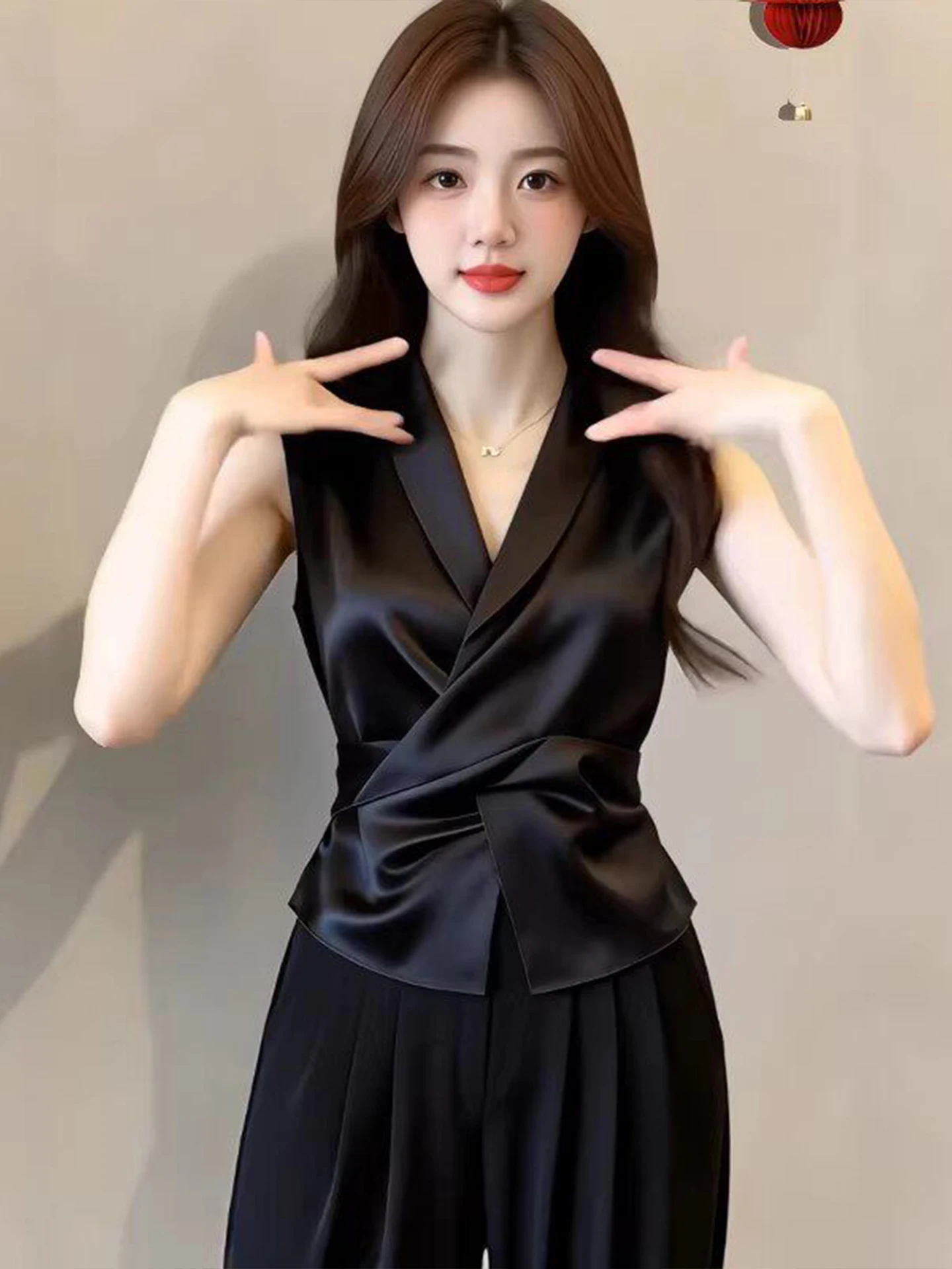 

Elegant V-neck Sleeveless Satin Women's Shirt Slimming Design Summer High-end Feel Commute Style Regular Length Pure Color