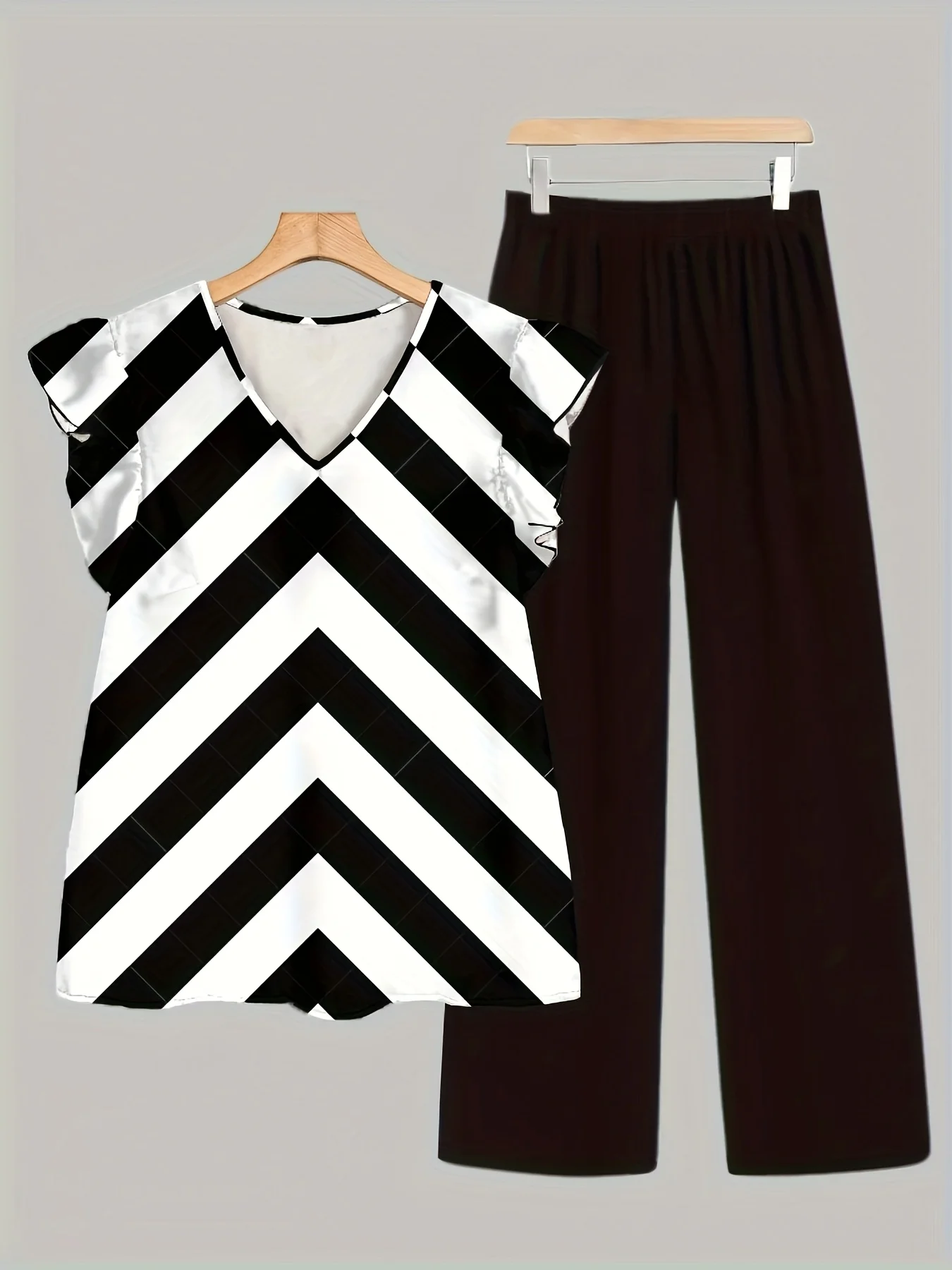 

Комплект из двух предметов с рисунком больших размеров, топ с V-образным вырезом, короткими рукавами и брюки