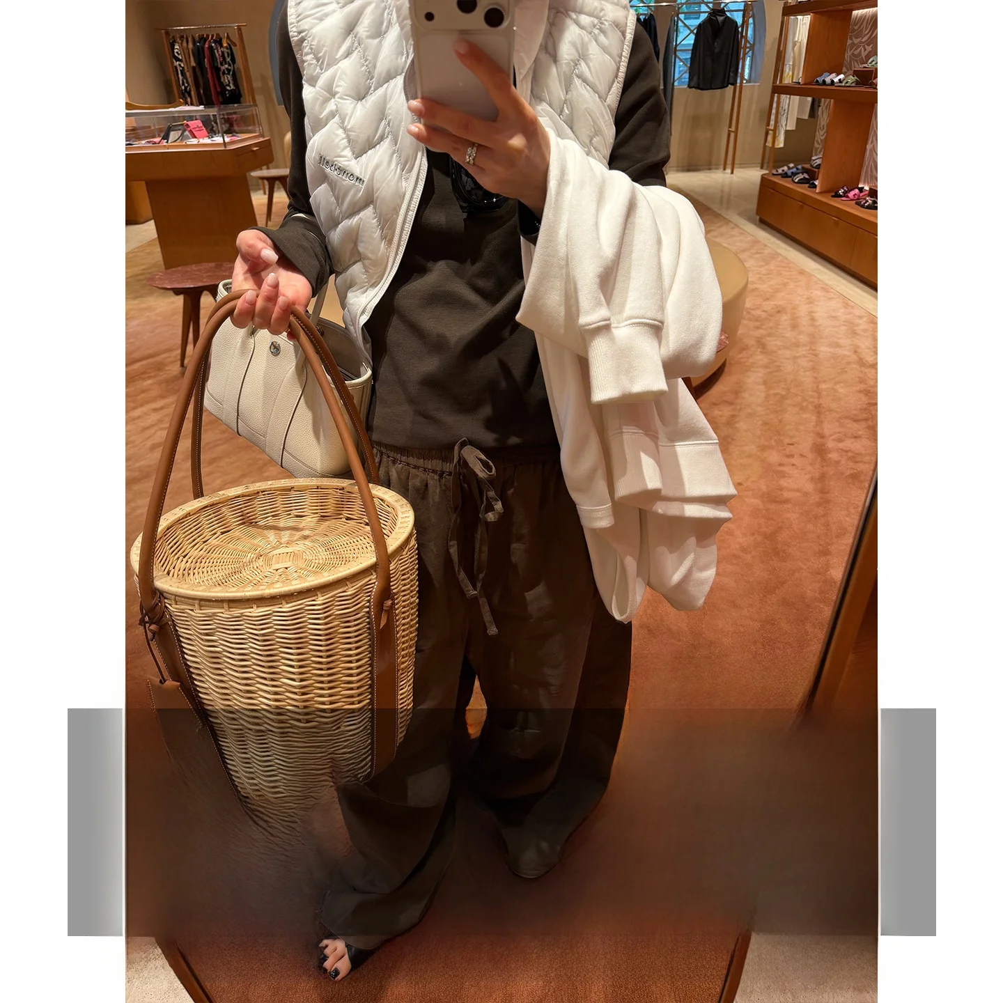 

Модный женский комплект Ayuko: шарф-платок из высококачественного льняного хлопка, жилет и длинные брюки из плоскотканого материала. Весенняя коллекция.