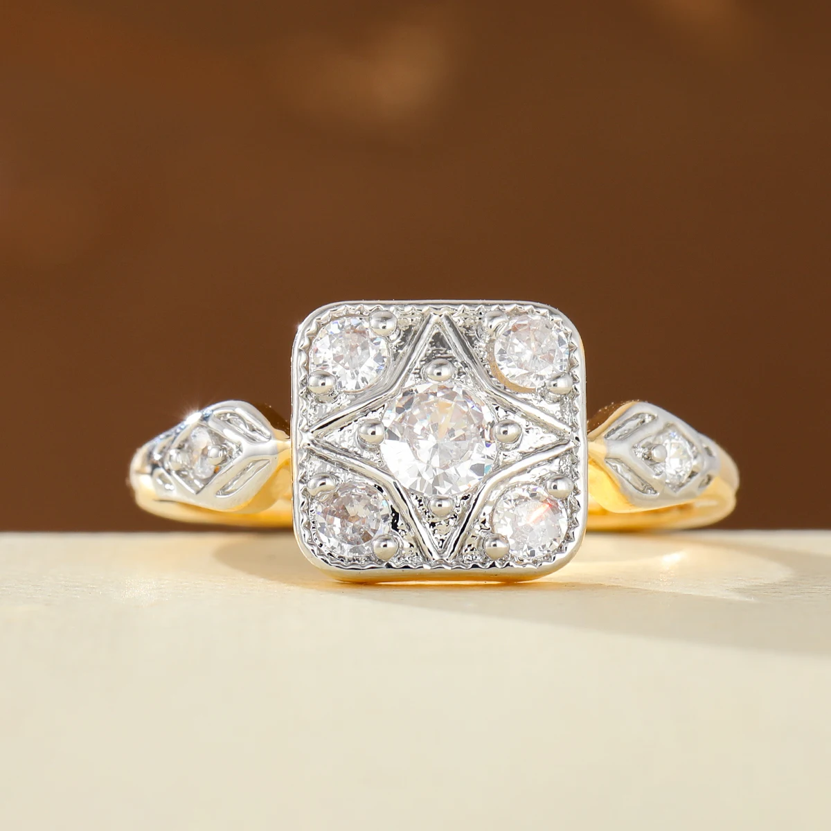 Luxuriöser, eleganter zweifarbiger quadratischer Ring mit mehreren Edelsteinen aus Kupfer für Damen, geeignet für formelle Anlässe. – Detail 4