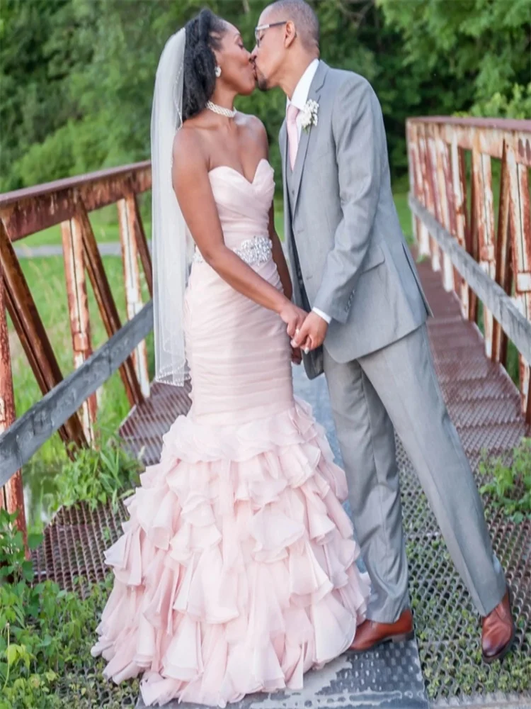 Aangepaste lieverd kralen riem zeemeermin trouwjurk Robe De Mariée luxe Afrika trapsgewijze ruches roze bruidsjurk