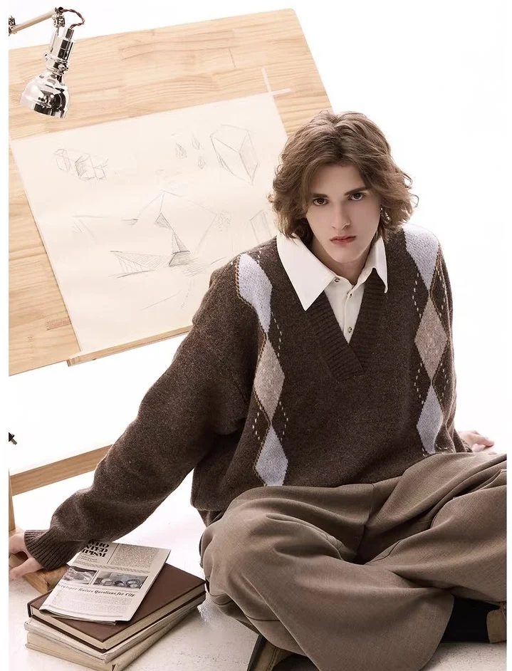 In winter, the new pure cashmere men's leisure rhombic college wind holiday with retro sweater in two pieces.