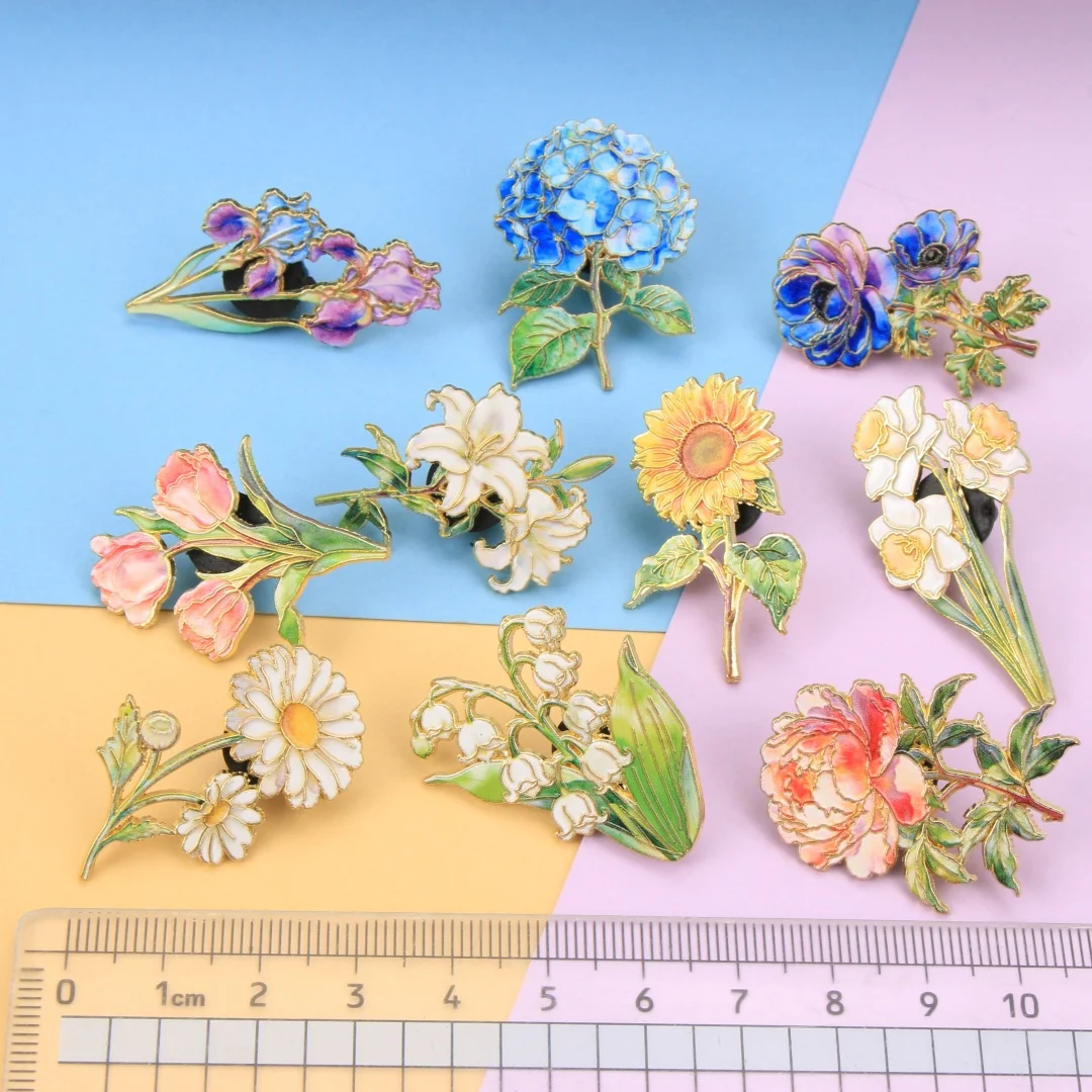 Sortiertes Elegantes Blumen-Emaille-Pin-Set, Zarte Lilien-, Hortensien-, Sonnenblumen- & Pfingstrosen-Broschen, Botanische Metallabzeichen mit Goldverzierung – Detail 4