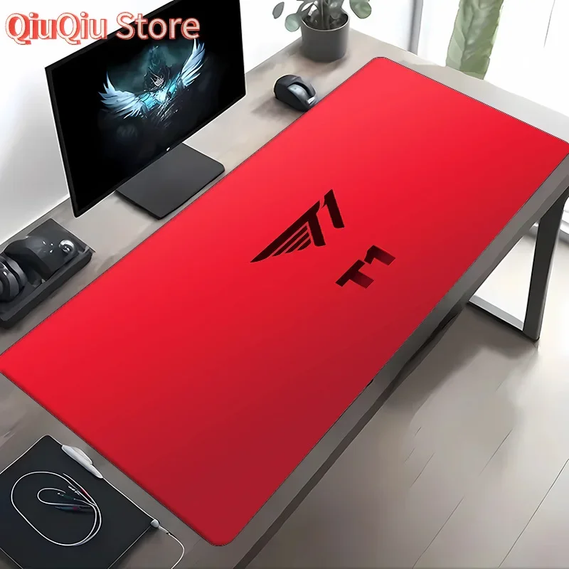 Tappetino per mouse e scrivania da gioco T1 3 - Rosso con logo delle ali nere, base in gomma antiscivolo, tappetino rettangolare resistente per PC, ufficio, casa