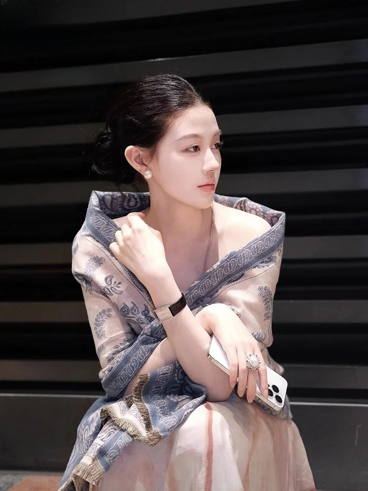 retro-walnut-flower-shawl-women's-style-autumn-winter-cold-prevention-outerwear-travel-photography-high-end-atmosphere-tassel