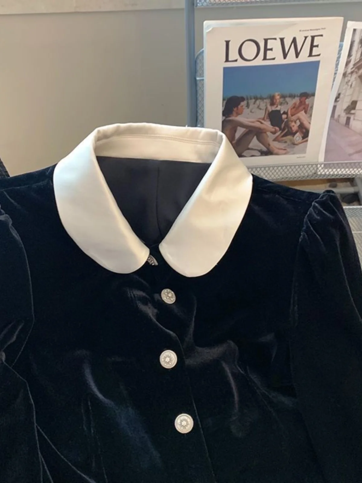 Elegant Black Velvet Doll Collar Shirt Women's Fashionable Short Outerwear Autumn 2023 Polyester Fiber Slim Fit Hong Kong Style