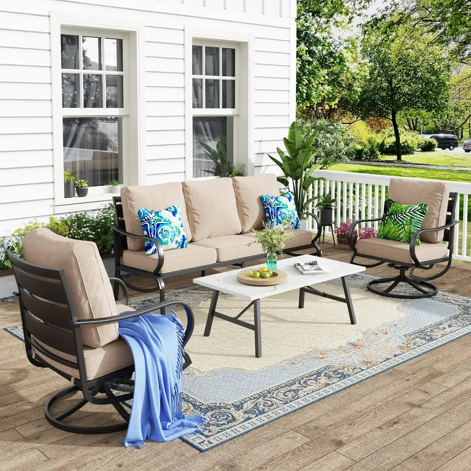 

Комплект садовой мебели из 4 предметов (на 5 мест): металлические диваны для улицы с 1 двухместным диваном (на 3 места), 2 вращающимися креслами, 1 журнальным столиком.