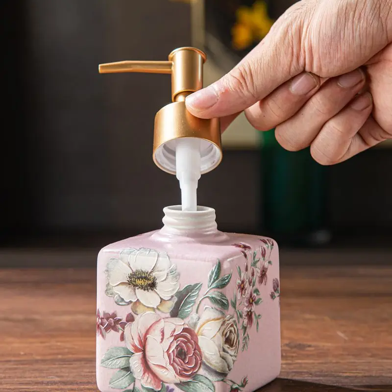 Vintage Flower Ceramic Lotion Bottle Gold Press Head Soap Dispenser Hotel Bathroom Shampoo Moisture Bottle Bathroom Accessories