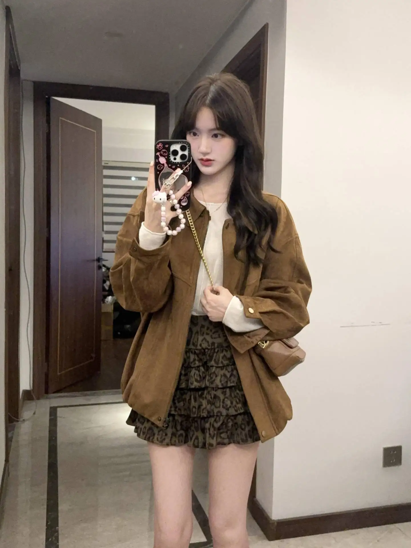 

Fashionable Suede Jacket Women's Short Flip Collar Coat Brown Color This Year's Popular Style Vintage Loose Fit Long Sleeve