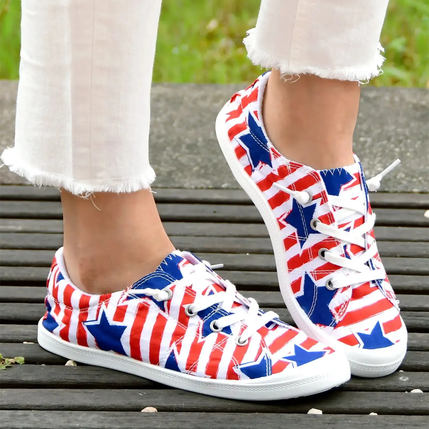 

A Pair of Women's Casual Outdoor Sneakers, Hiking Shoes, Running Shoes, New Spring 2026 Independence Day Striped Star Slip-On Travel Season Fashion Gift Women's Shoes