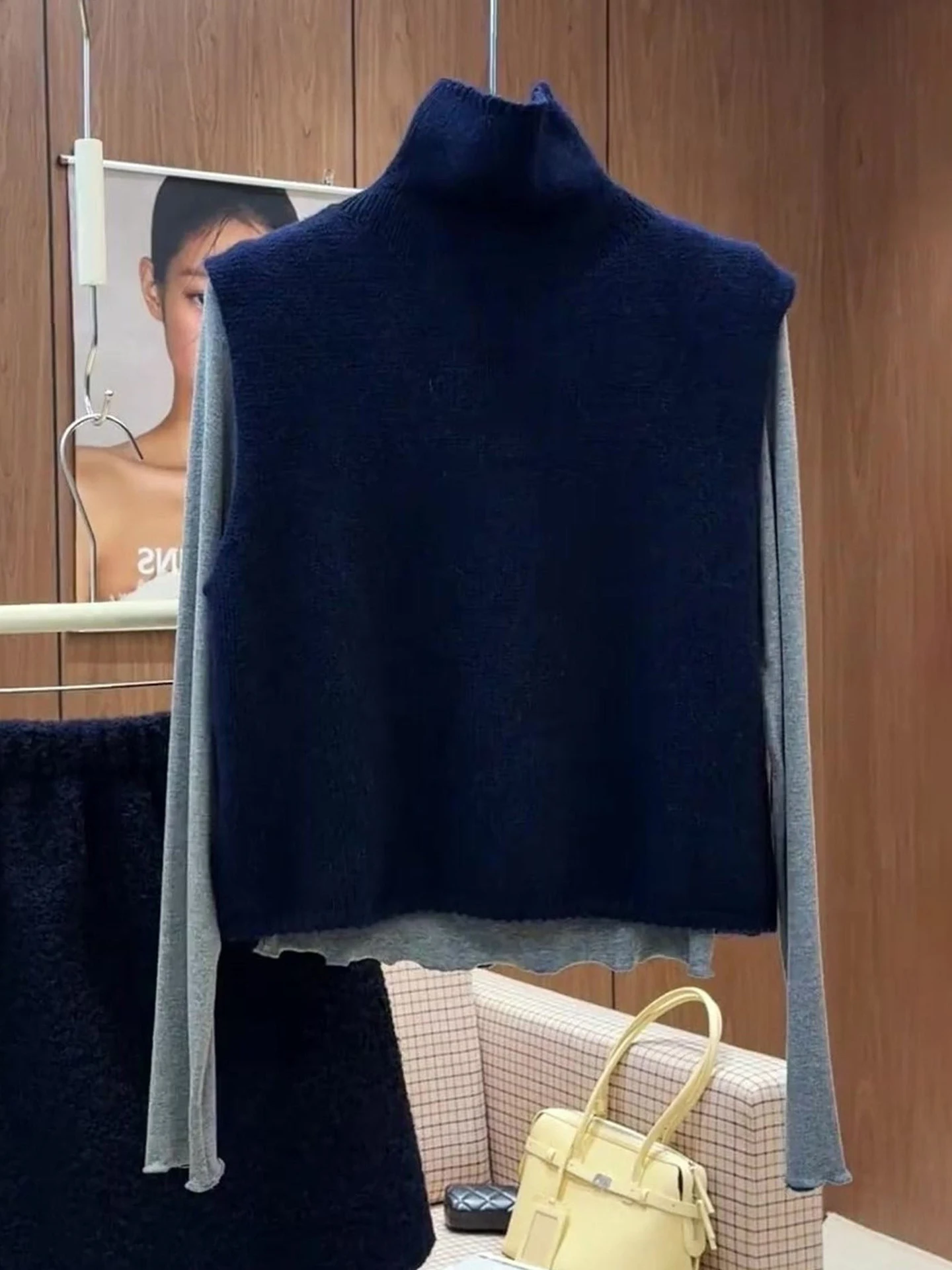 

Elegant High Collar Knitted Vest Soft Sleeveless Base Shirt Layering Design Winter Fashionable Versatile Women's Innerwear