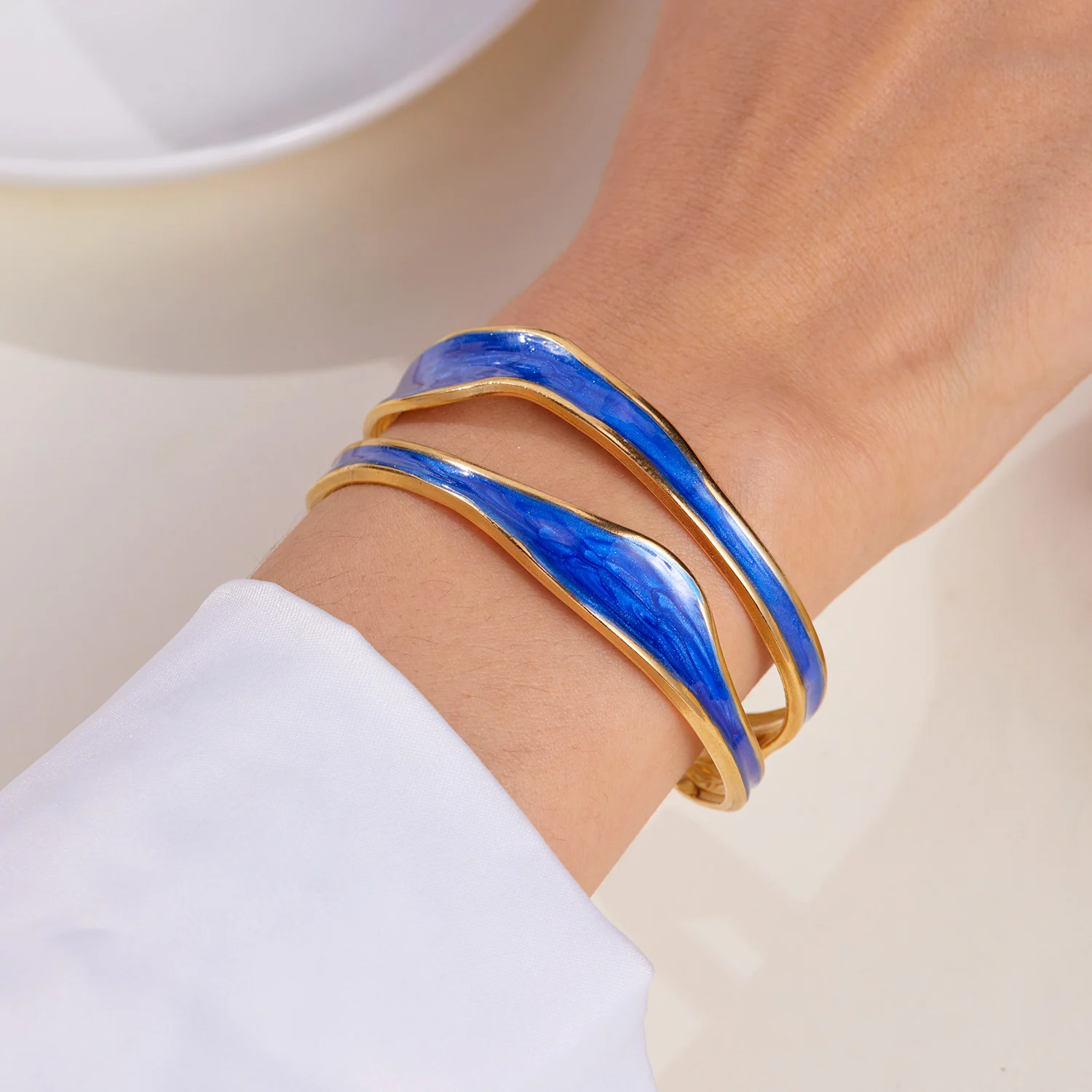 Offenes Vintage-Armband aus weißem Emaille-Edelstahl für Damen, einfaches Metall, unregelmäßige Form, geometrisches Armband, kein Verblassen von Schmuck – Detail 5