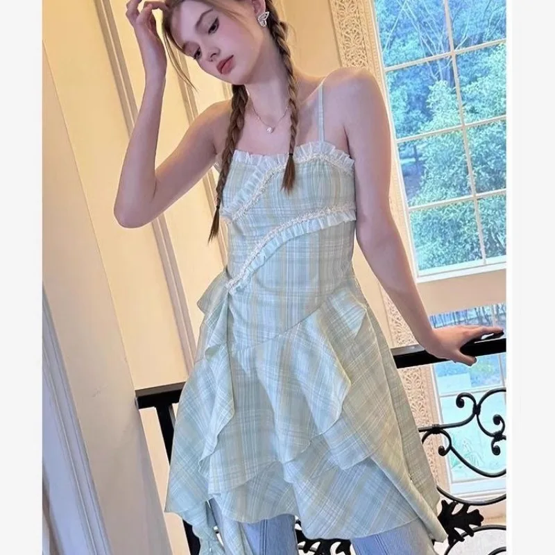 2025 夏の女性のファッション人格不規則なミニドレス女性ストラップレスキャミソールグリーンチェック柄スパゲッティストラップフリルドレス