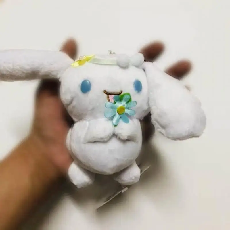 Pluszowy breloczek Hello Kitty Cinnamoroll z serii Flower Fairy, urocza kreskówkowa puszysta zabawka, zawieszka do kluczy, dekoracja do plecaka lub na zamek błyskawiczny.