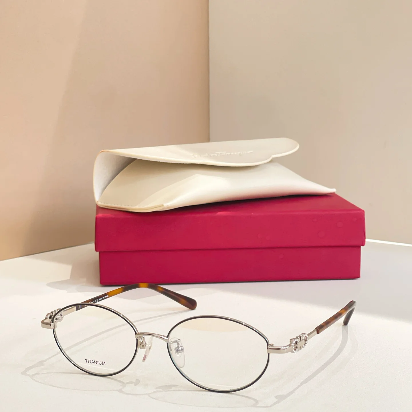 نظارات من سبائك التيتانيوم للنساء، إطارات طبية مرنة وخفيفة الوزن للغاية، نظارات بصرية بنمط مصمم مع هدية مريحة