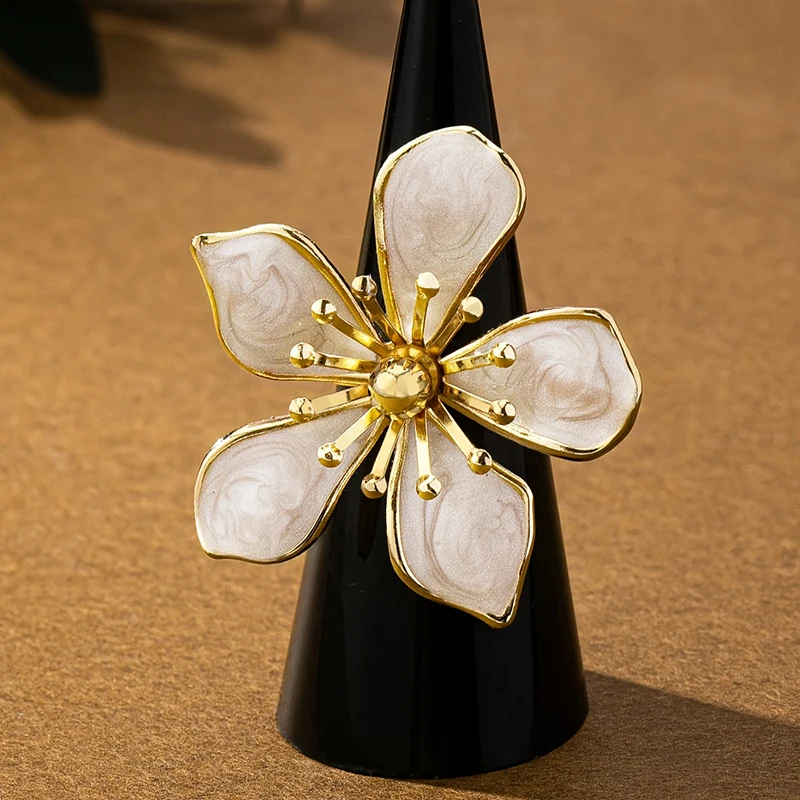 Huitan Anmutige Blumen-Öffnungsringe für Frauen, exquisite Accessoires mit Temperament, trendiger, brillanter Verlobungs- und Hochzeitsschmuck, heiß begehrt