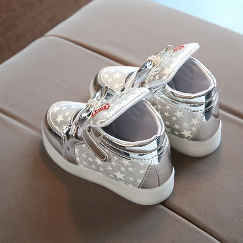 Baskets de sport à paillettes pour filles, chaussures de skateboard pour enfants, chaussures décontractées pour bébés et tout-petits, chaussures lumineuses clignotantes, chaussures confortables à LED