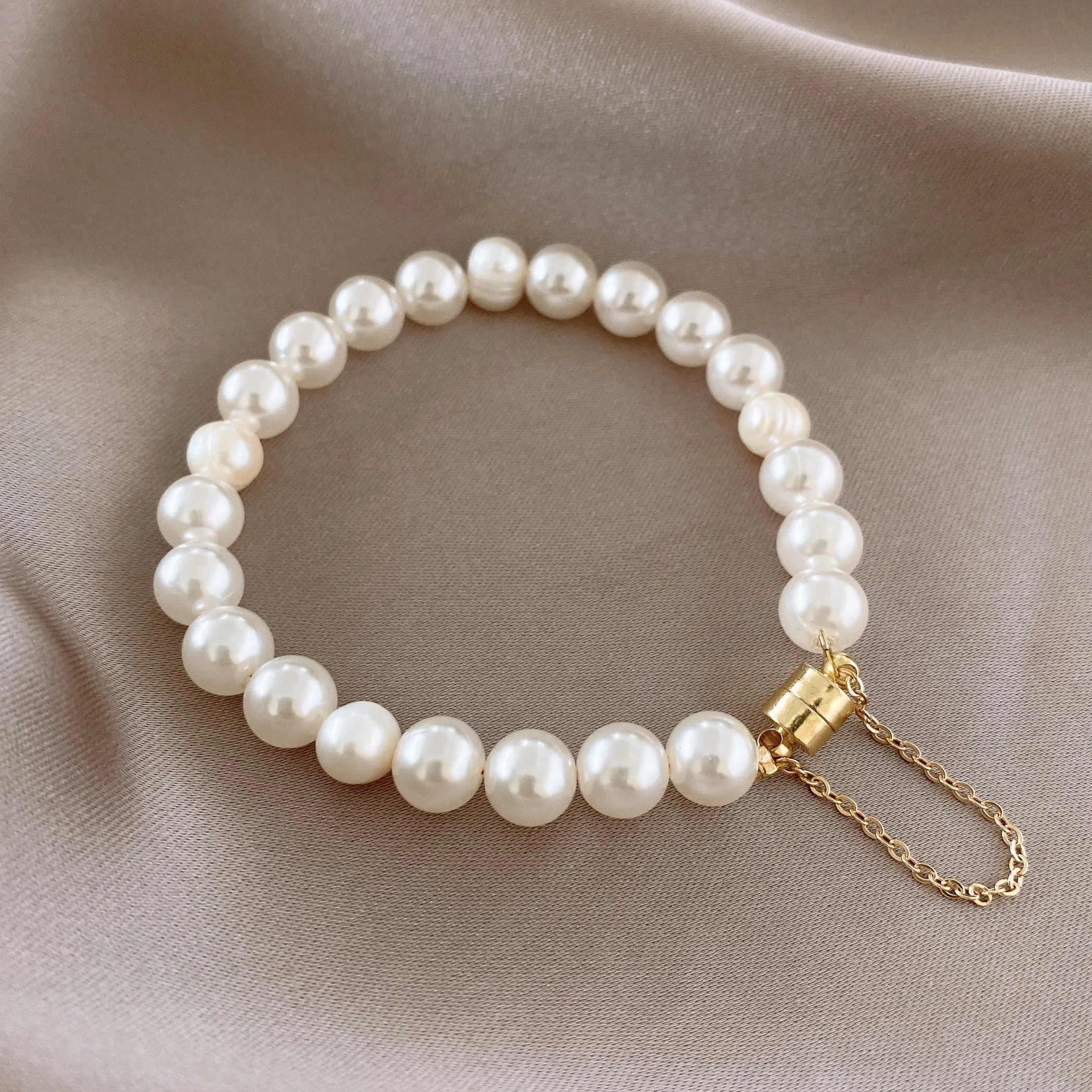 Elegant Imitation Pearl Bracelet For Women\'s Magnetic Buttons Creative Design Bracelets Wedding Daity Hand Jewelry Accessories K