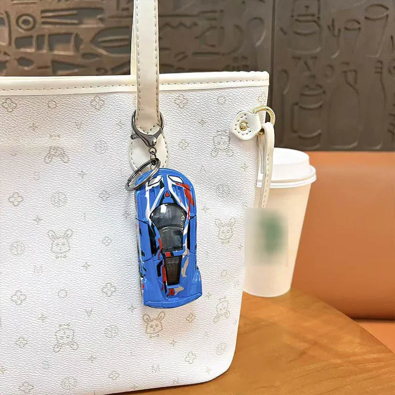 LLavero de coche deportivo con grafiti de doble puerta creativo, juguetes divertidos para estudiantes, mochila, colgante pequeño, llavero modelo de coche de carreras