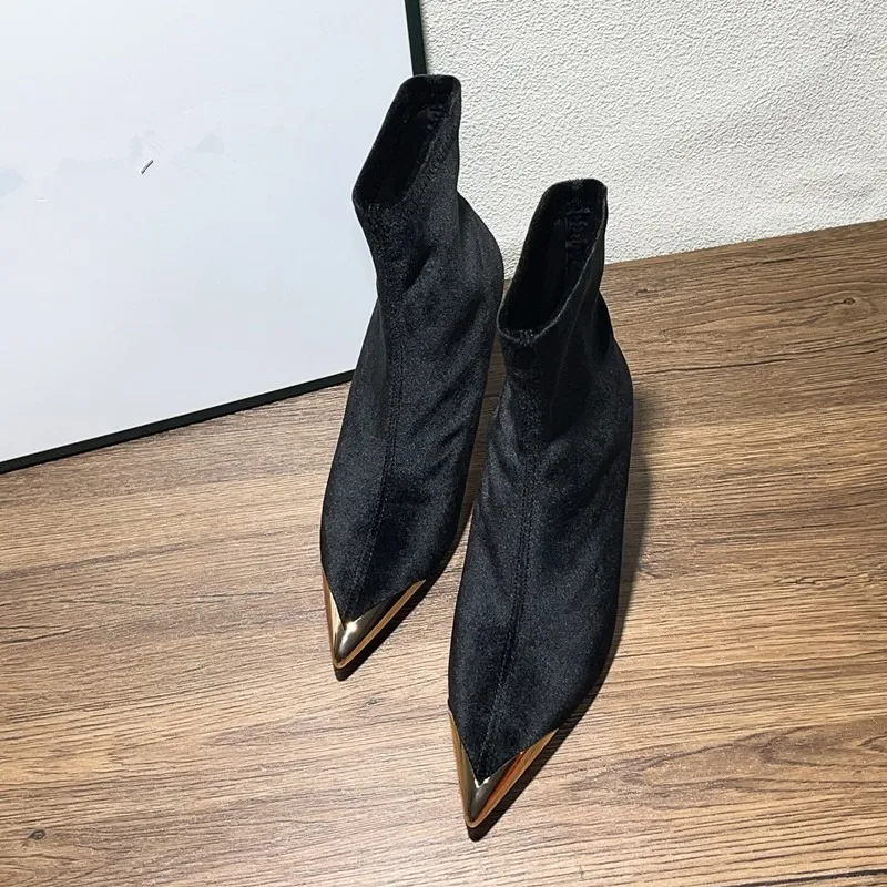 نمط جديد المرأة موجزة الأسود النساء حذاء من الجلد أشار تو تصميم زخرفة المعادن عالية الكعب الخنجر أحذية Zapatos Mujer