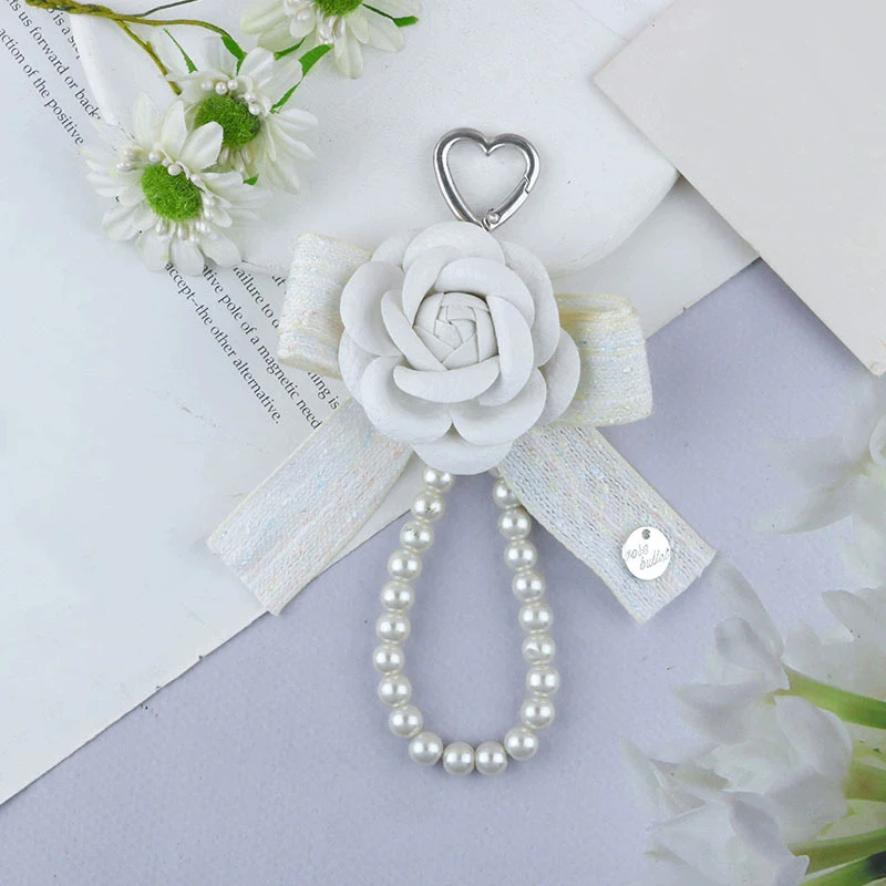 Elegant PU Leather Rose Camellia Flowers Imitation Pearls Chain Keychain For Women Trinket Ring Car Bag Pendent Charm