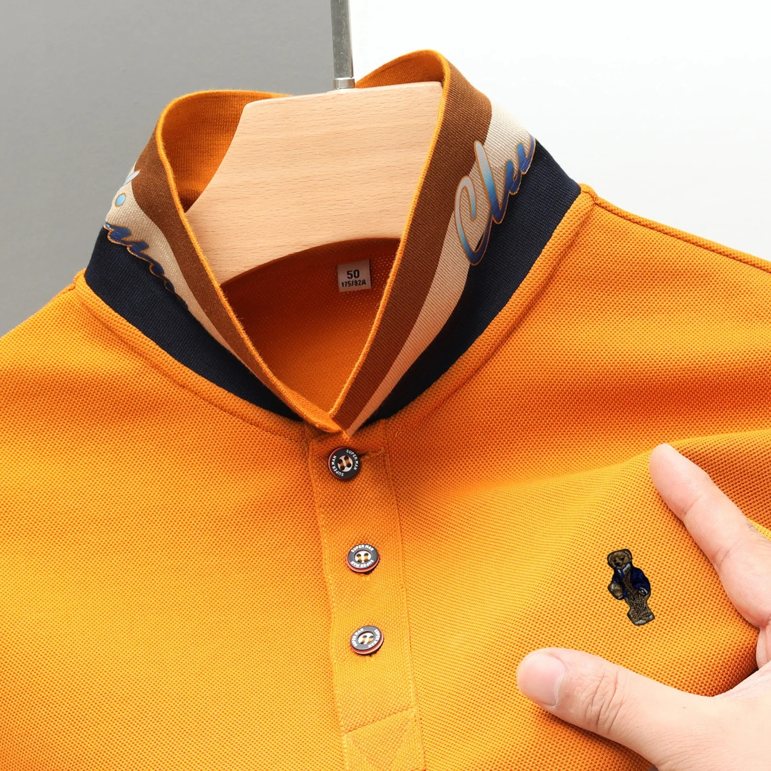 

Дизайнерская оригинальная мужская рубашка поло с длинным рукавом с вышивкой медведя, мягкая дышащая вязаная планка на пуговицах, повседневная деловая осень-зима