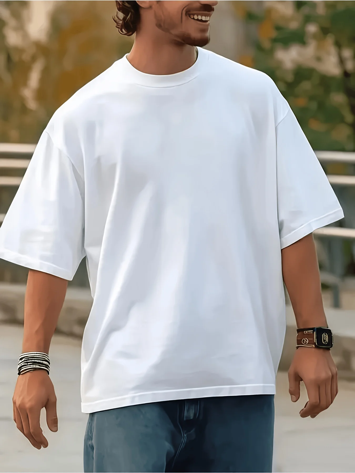 Solid-color, loose-fit, short-sleeved crew-neck top—a slimming, casual streetwear staple perfect for everyday layering.