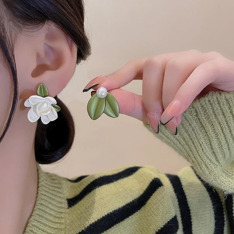 Korean Fashion Asymmetry Imitation Pearl Stud Earrings for Women Flower Earrins Girl Fashion Temperament Women Earring Jewelry