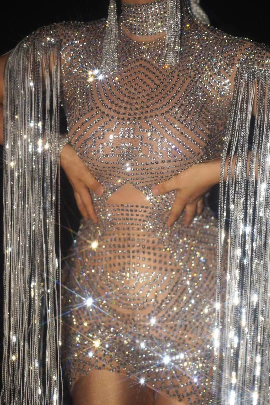 Funkelnde Damen-Strasssteine, silberne Kette, Quaste, enges Stretch-Bühnenkleid, Nachtclub-Kostüme, Abend- und Abschlussball-Outfit