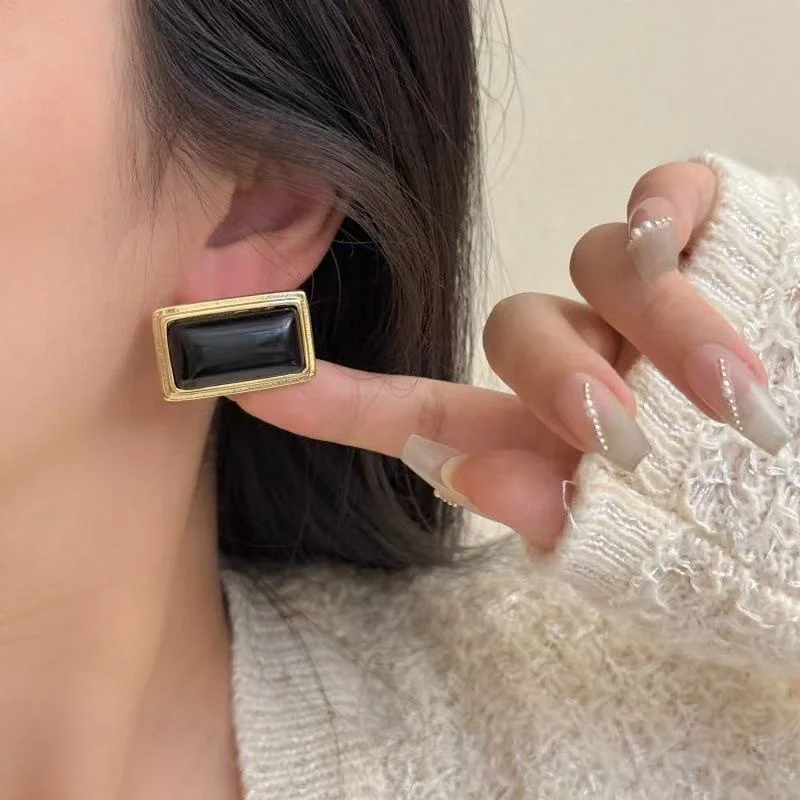 

French Vintage Style Metal Geometric Unique Earrings for Women Luxury Red Stud Earrings Daily Commute Accessory