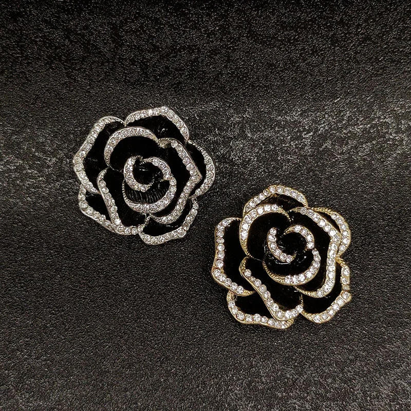 Broche de camélia para mulheres, com um visual moderno e sofisticado. Apresenta um design de nicho e um broche retrô estilo chanel