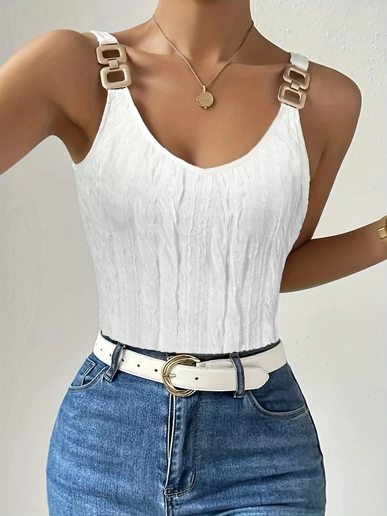 

Женский топ без рукавов, белая морщинистая текстура, квадратные ремни с пряжкой, V-образный вырез, весна-лето, шикарный, модный, повседневный, для свиданий, повседневный