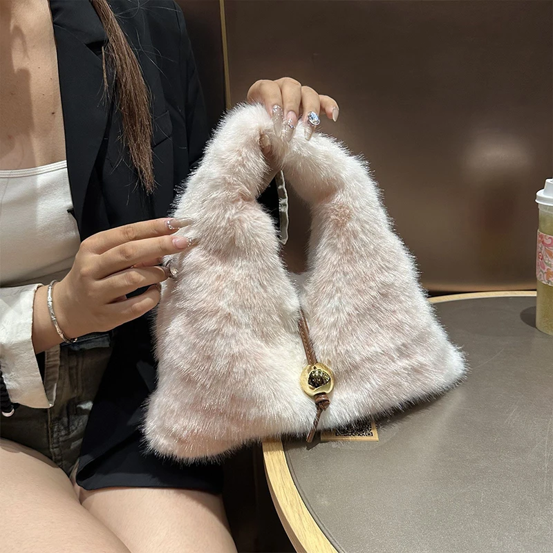 

2025 зимняя плюшевая женская сумка большой вместимости, универсальная модная женская сумка через плечо с узором оленя на цепочке