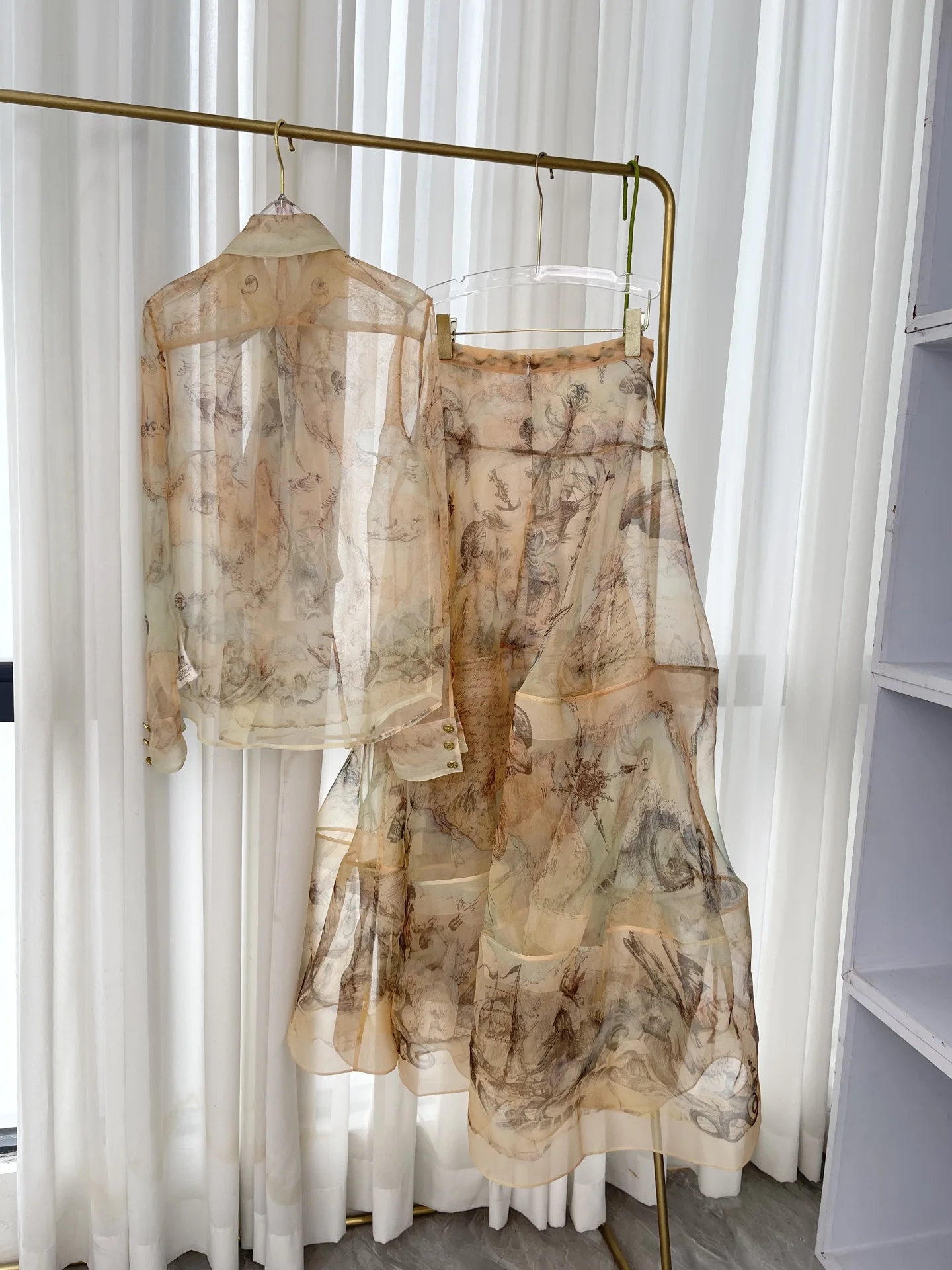 

Шелковый 2026, новые поступления, высокое качество, бежевая ретро блузка с длинными рукавами и ручной росписью принтом и юбка-миди, женский комплект, наряд