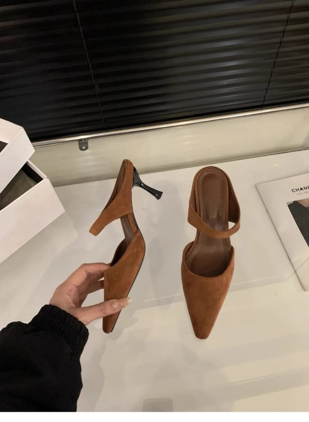 Französische Retro-Damen-Pantoletten mit offener Spitze, spitze Wildleder-High-Heels, elegante Halbschuhe, schlichte neue geschlossene Halbpantoffeln 2026 – Detail 6