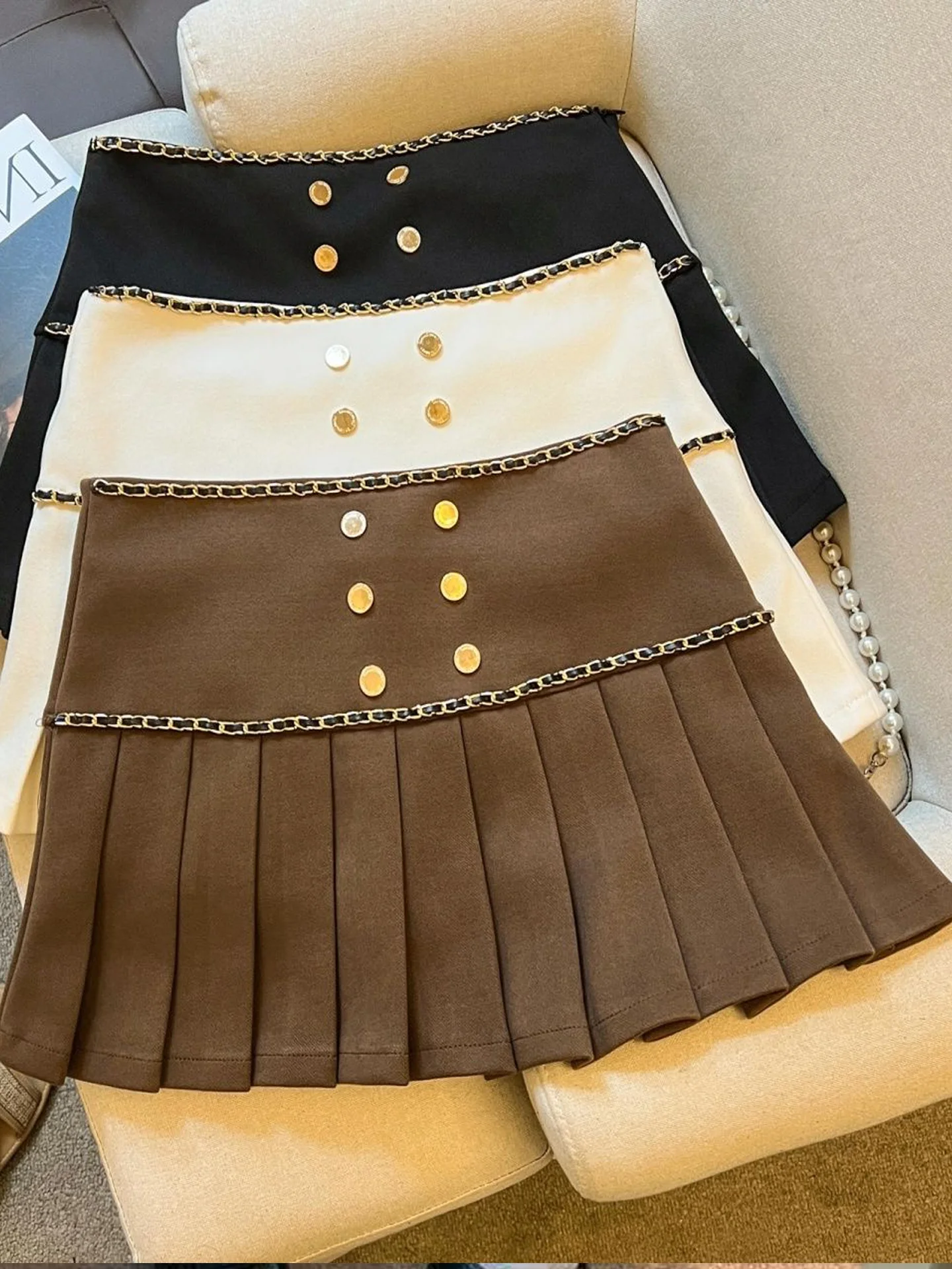 

Новая модная плиссированная юбка с высокой талией и цепочкой, универсальная короткая юбка для женщин на весну
