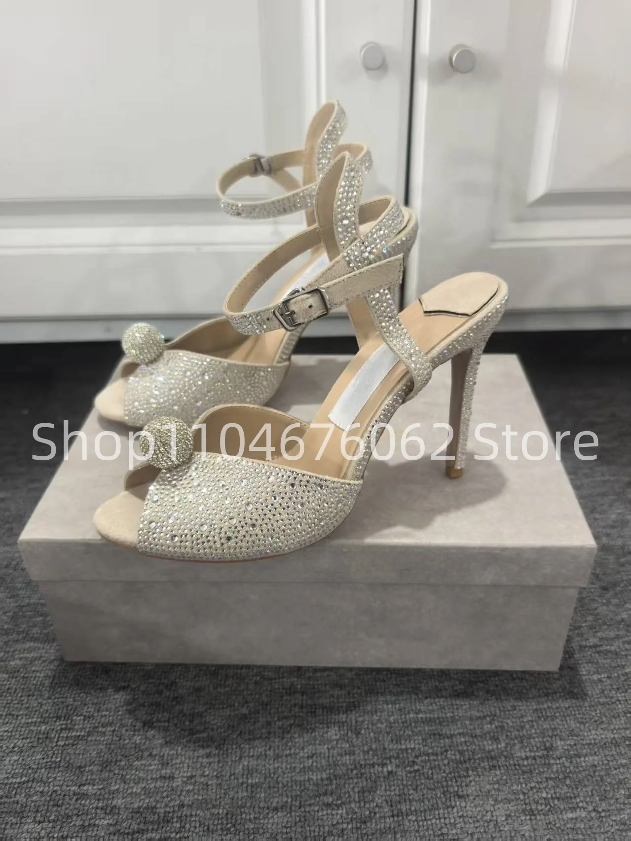 

Новинка 2023 года, женские босоножки с открытым носком, туфли на шпильке с круглым носком, стразы, декоративная пряжка, серебряное сексуальное элегантное платье, женские туфли на высоком каблуке