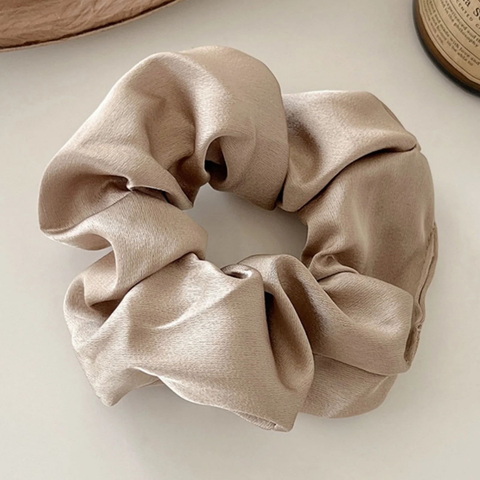 4 Stück einfarbige, große Haargummis, große Haargummis aus Satin für Damen. Benötigt eines weichen Knoten-Designs, die für alle Haartypen geeignet sind – Detail 1
