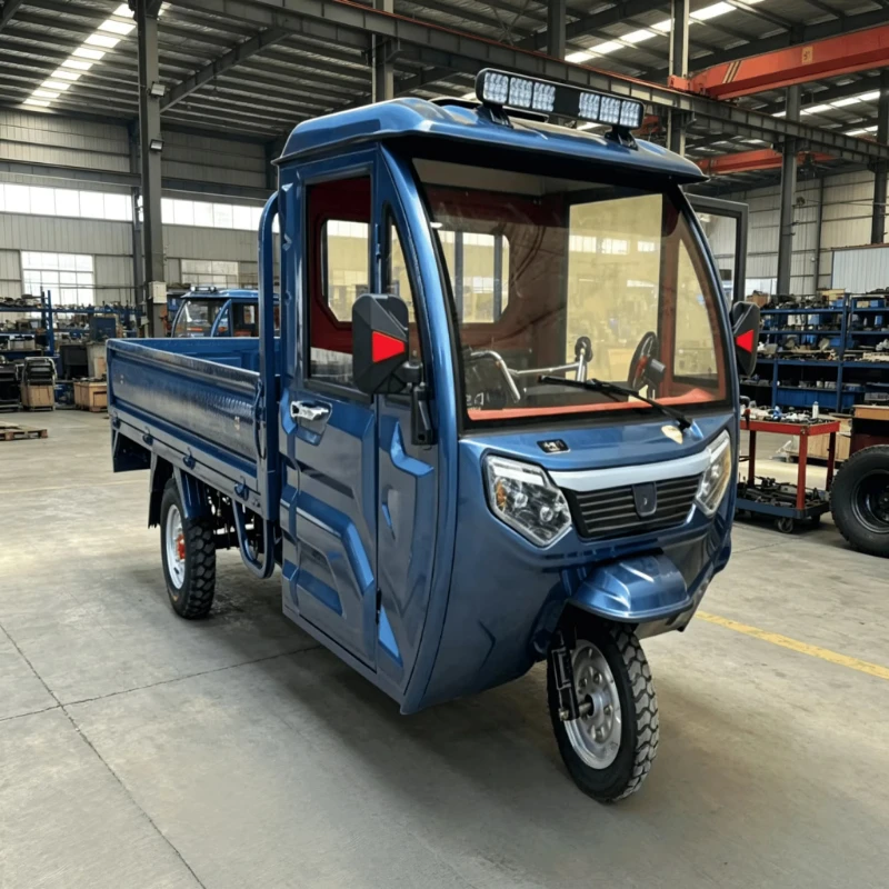 New half-top electric vehicle - for adult freight and leisure travel for the elderly