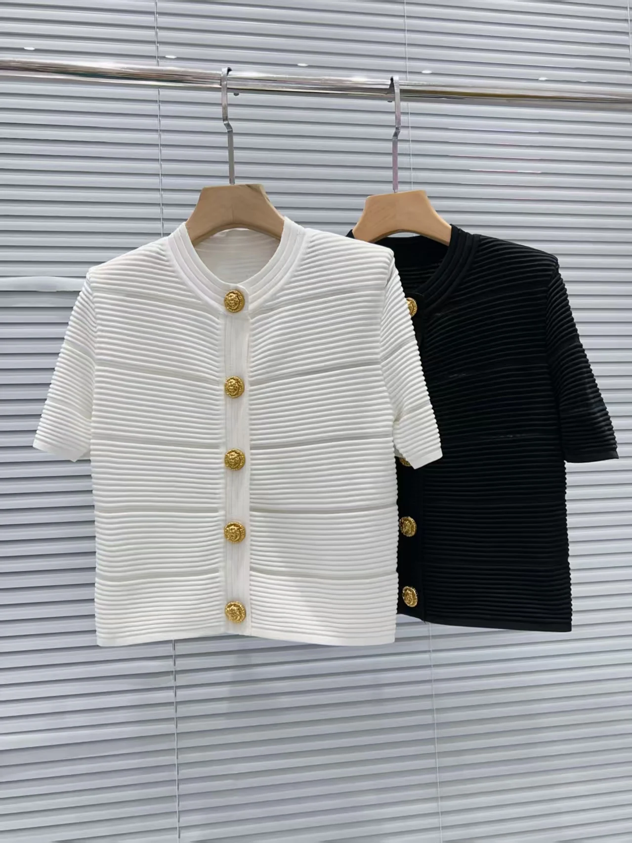 

Весна-Лето 2026: Элегантный женский вязаный кардиган с коротким рукавом, в полоску, с золотыми пуговицами, укороченный топ