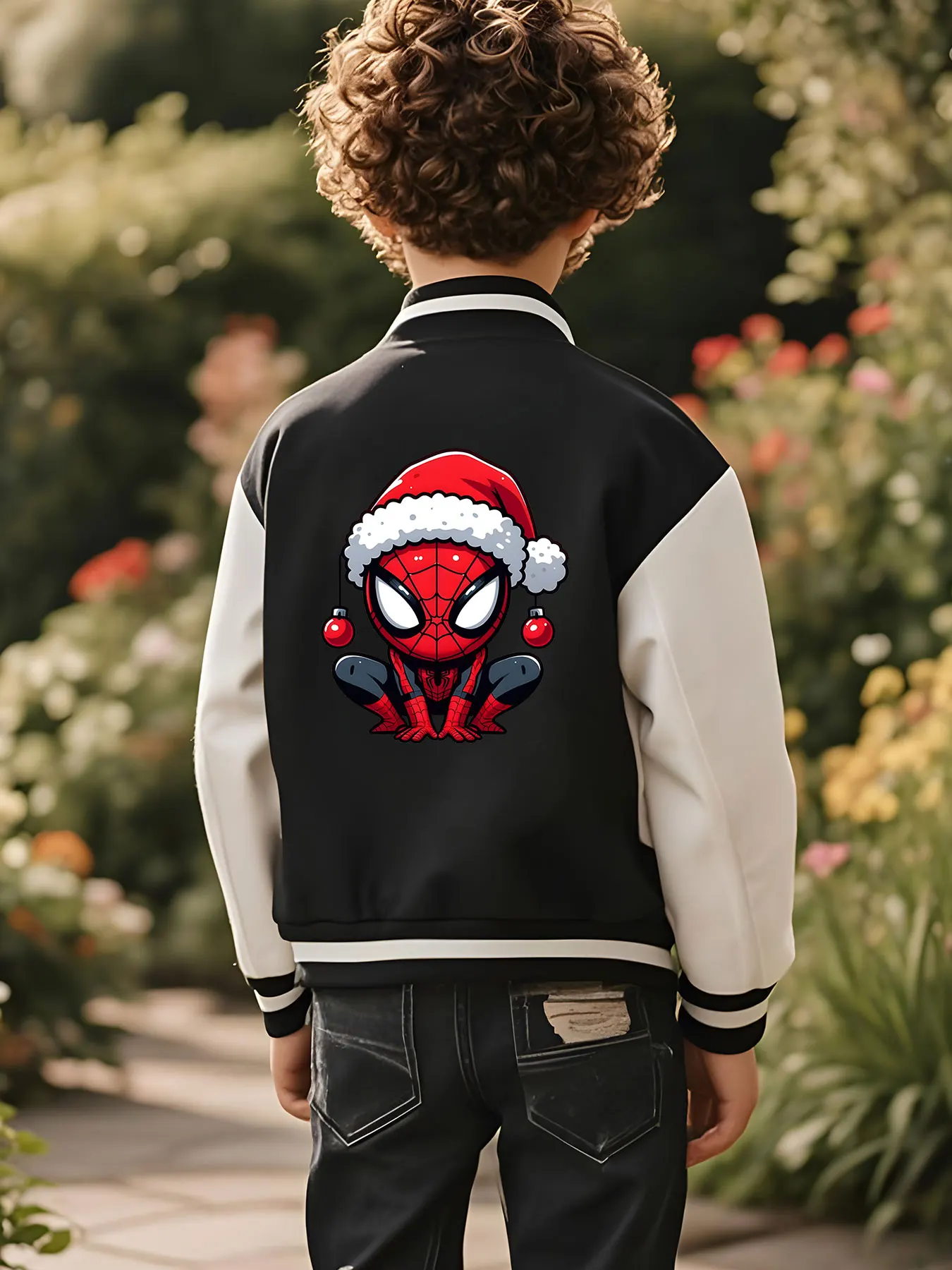 سترة بيسبول للأولاد من MINISO Marvel Spider-Man Christmas - Spider-Man ترتدي قبعة سانتا وتعليق الكرات المزخرفة. على الوجهين