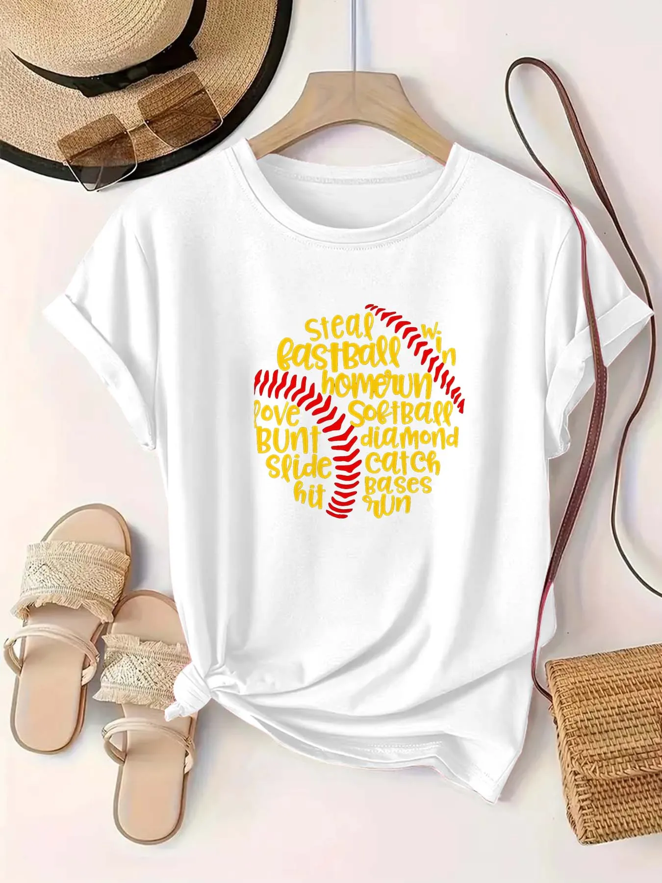 

Большие размеры: футболка с коротким рукавом. Женская одежда оверсайз: текстом и графикой бейсбольных элементов.