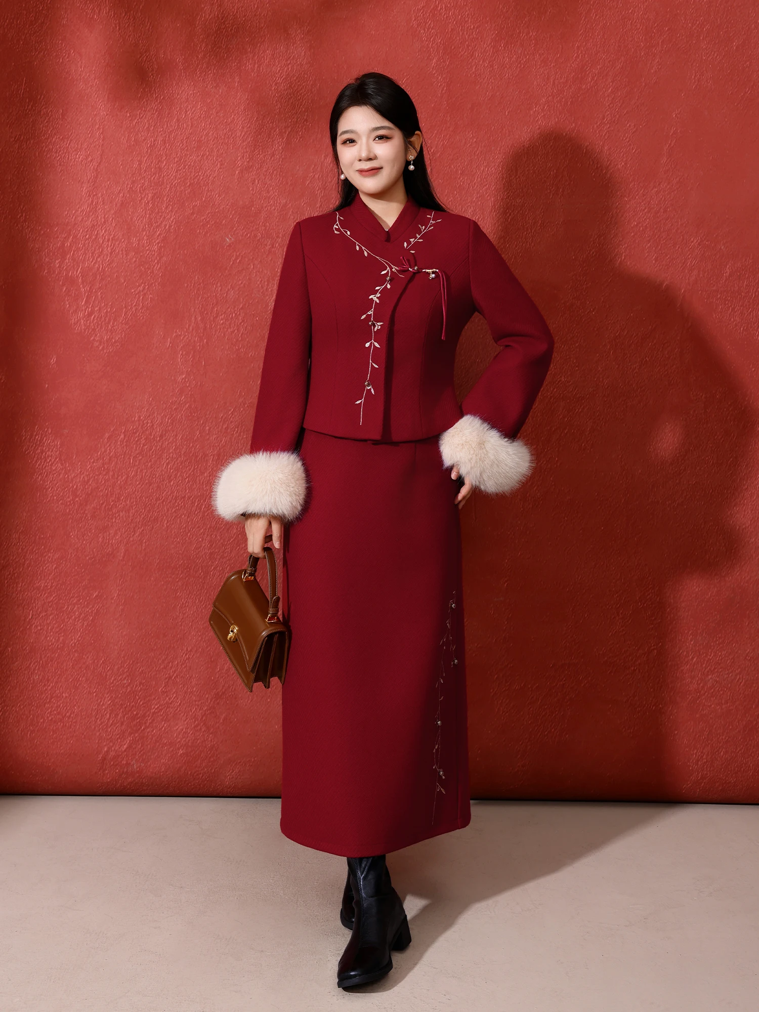 

Зимний модный комплект больших размеров для женщин от Wu Zhenyuan: вышитая куртка и юбка с высокой талией в традиционном китайском стиле.