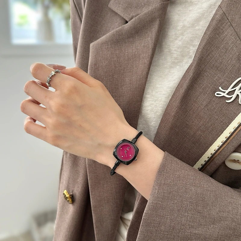 Elegant luxury sweet and cool black rose niche design women's watch 2025 new high-value student exquisite small quartz watch