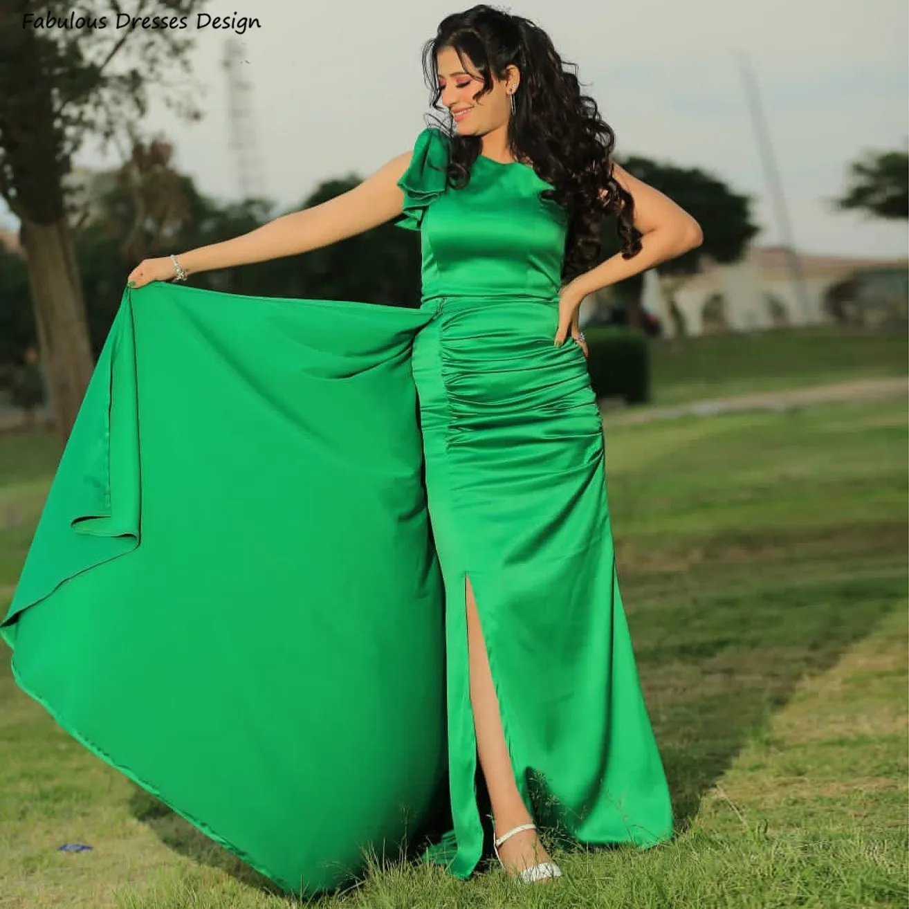 

Green One Shoulder Bow Bridesmaid Dresses Long Mermaid Pleat Side Slit Streamer Wedding Guest Dress For Women Prom Party Gown