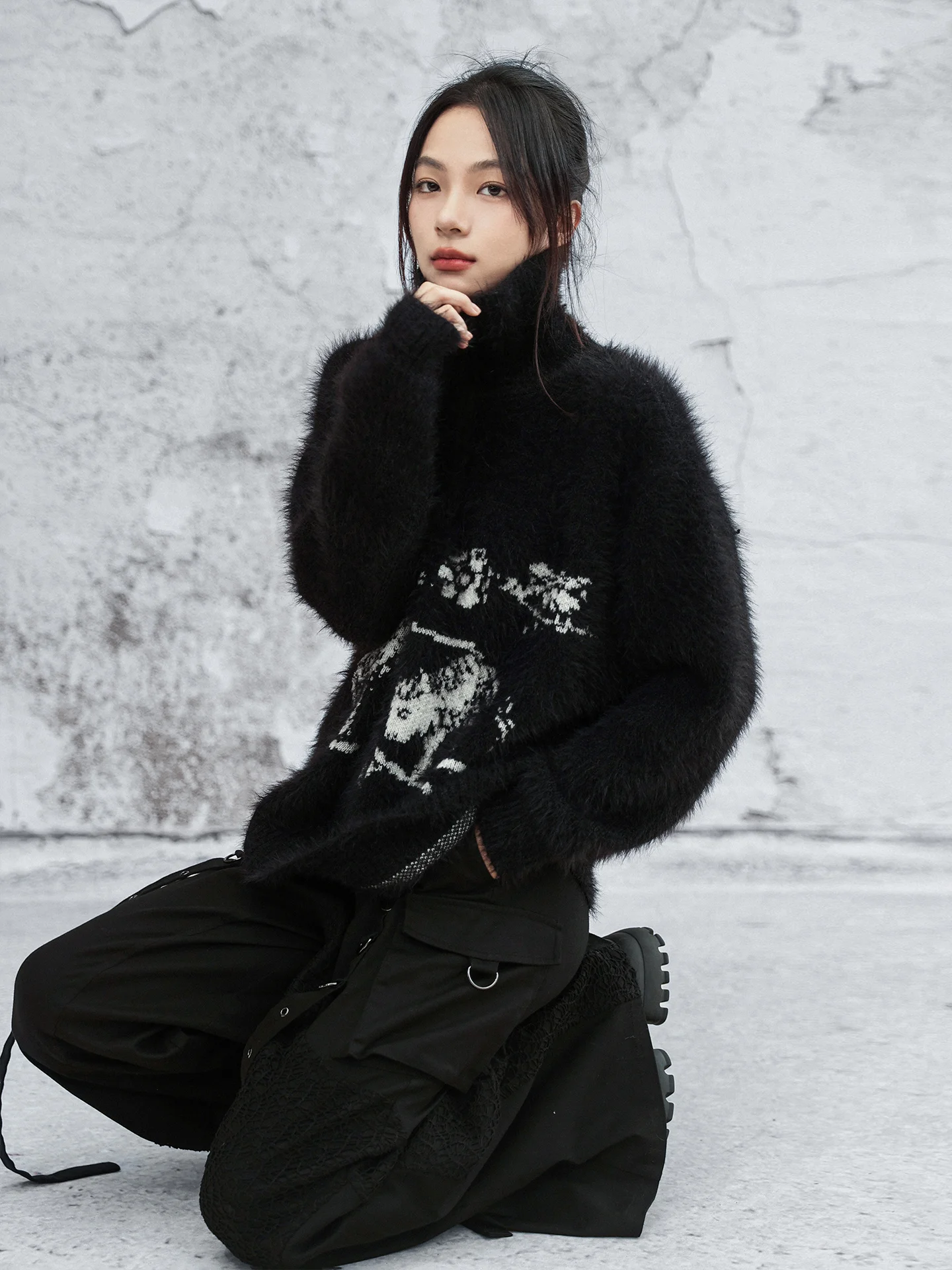 

Вязаный свитер с высоким воротником и молнией, женский новый свитер, осень-зима, нейтральный топ с металлической вышивкой, теплый термодлинный свек, обычный...