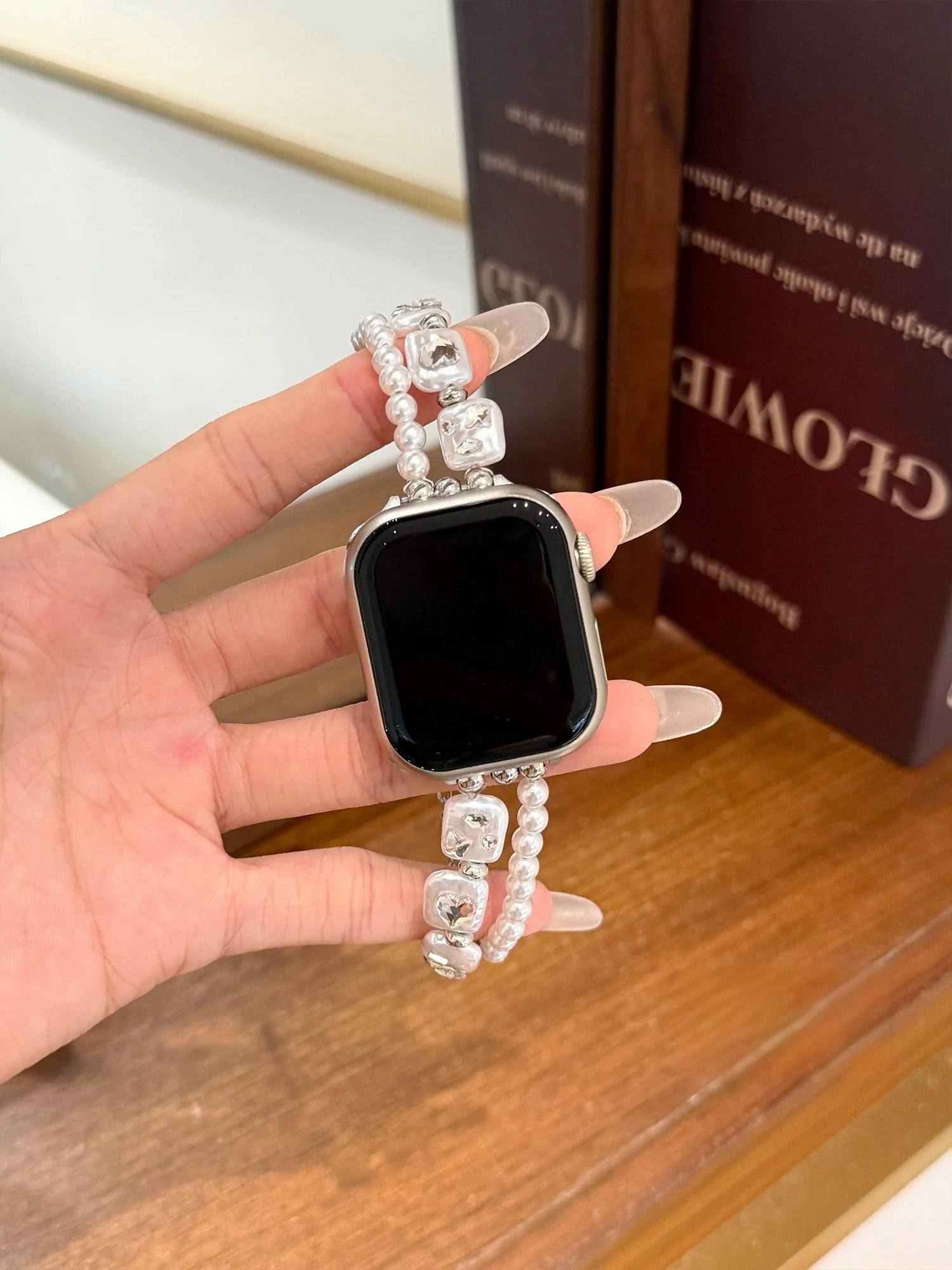 

Ремешок для iWatch с жемчужными вставками и бриллиантовым сердечком, совместимый с размерами 38 мм, 40 мм, 41 мм, 42 мм, 44 мм, 45 мм, 49 мм, модный ремешок.