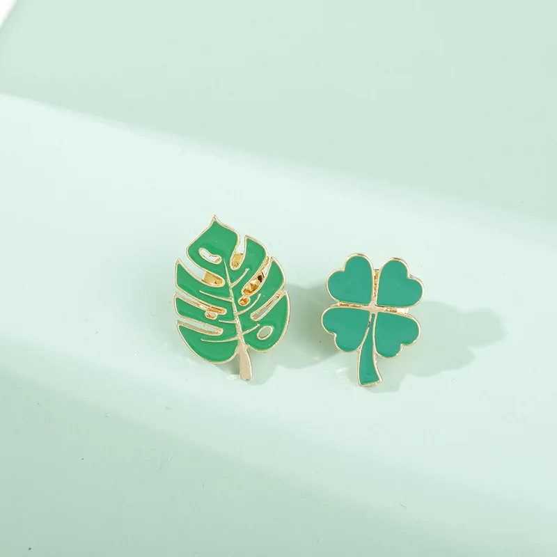 Cartoon brooch, cute badge, women's chest flower, lucky clover green chest badge, buckle needle