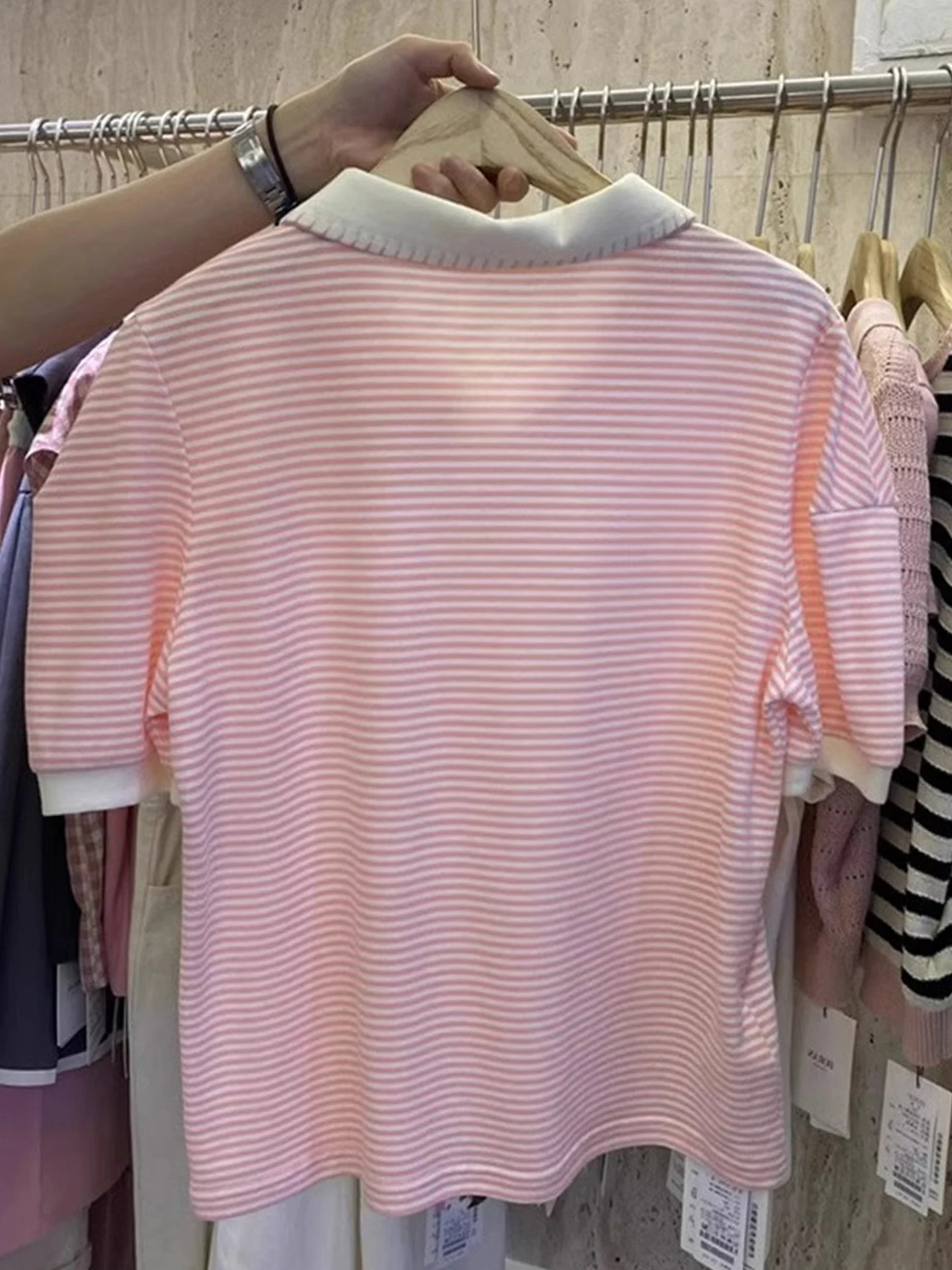 甘いアンチエイジング カラーブロック ショルダー ポロネック 半袖 サマーベースシャツ スタイリッシュ 着痩せ トレンドトップ 通勤スタイル 韓国版