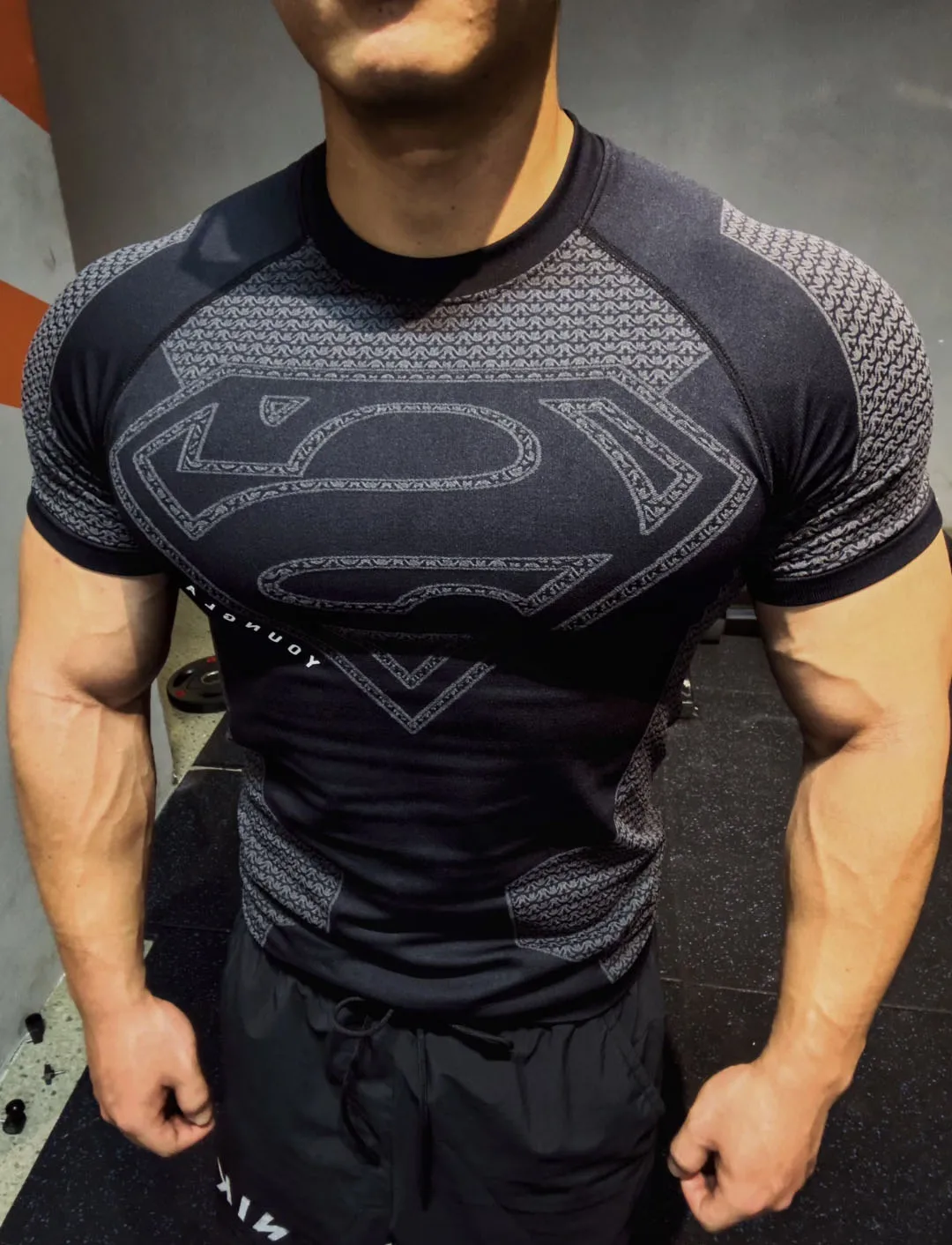 2026 Sommer Neuer Stil Herren Hochelastisches Schnelltrocknendes Sport-T-Shirt Eng Anliegendes Atmungsaktives Sommer-Gym-Trend-Kurzarm-Oberteil